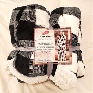 NEW Hooded Cozy Pom Pom Blanket With Pockets - Red Oak Heritage Collection